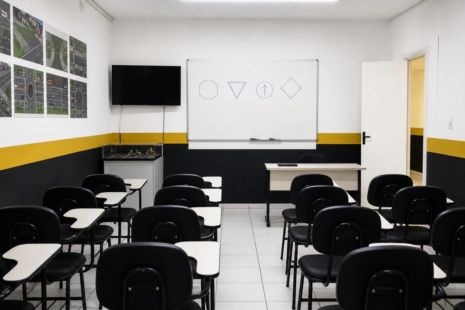Sala de aula de centro de formação de condutores